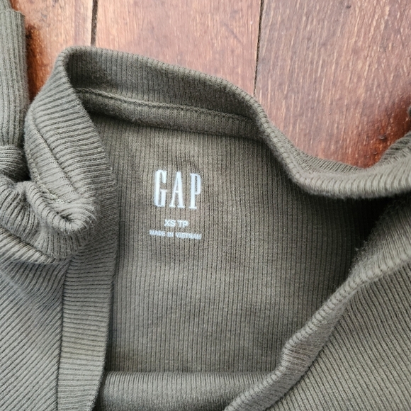 NWOT GAP Ribbed Flutter Sleeve Top – Size XS (Olive Night) - Picture 3 of 5